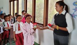 Joyko Salurkan Donasi untuk 500-an Sekolah di Kupang - JPNN.com