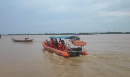 Disambar Petir, Nelayan di Inhil Hilang Tenggelam di Sungai Batang Gangsal - JPNN.com
