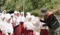 Golden Future Indonesia Salurkan Bantuan Seragam Sekolah ke Pelosok Negeri - JPNN.com