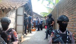 Berburu Barang Bukti, Densus 88 Geledah Rumah Terduga Teroris S di Banyudono Boyolali - JPNN.com
