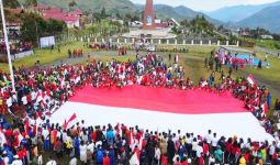 Wujud Kecintaan kepada NKRI, Puncak Jaya Membentangkan Bendera Merah Putih Sepanjang 9 x 18 Meter - JPNN.com