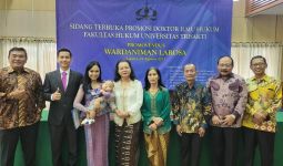 Wardaniman Larosa Resmi Menyandang Doktor Hukum, Ada Kisah Mengharukan  - JPNN.com