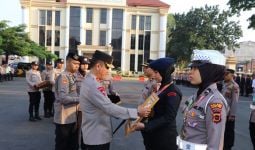 2 Polisi Ini Terima Pin Emas Kapolri, Irjen Rusdi Hartono Bangga - JPNN.com