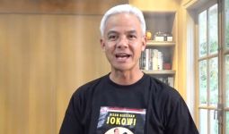 Ganjar Pakai Baju Bergambar Jokowi Ketika Komentari Koalisi Parpol Pendukung Prabowo - JPNN.com