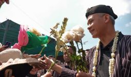 Kecintaan Warga Semarang Sangat Tinggi, Ganjar Sampai Kewalahan Terima Bunga - JPNN.com