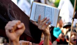 Dikawal Polisi, Patriot Denmark Bakar Al-Qur'an di Depan Kedubes Turki - JPNN.com