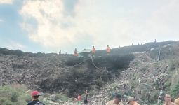 DLH Minta Bantuan Manggala Agni Memadamkan Kebakaran Lahan di TPA Sukawinatan Palembang - JPNN.com