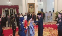 Lihat Ekspresi Jokowi saat Anugerahi Tanda Kehormatan kepada Istrinya Iriana - JPNN.com
