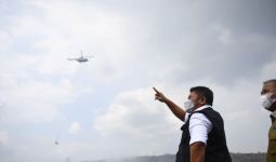 Herman Deru Kerahkan 2 Helikopter Water Bombing untuk Pemadaman di TPA Sukawinatan - JPNN.com
