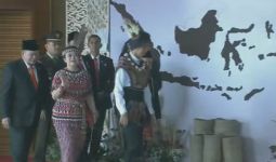 Jokowi Kenakan Pakaian Adat Tanimbar di Sidang Tahunan MPR, Lihat - JPNN.com
