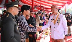Ganjar Pranowo Pakai Baju Adat Jawa Barat di Upacara HUT ke-78 RI - JPNN.com