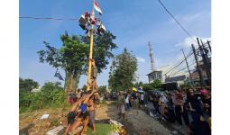Melihat Keseruan Anak-Anak Lomba Panjat Pinang di Bekasi - JPNN.com
