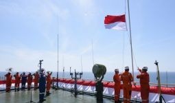 PIS Gelar Upacara HUT RI di Kapal Abherka dan Kibarkan Bendera di Bawah Laut - JPNN.com