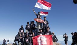 Pandawa Ganjar Sukses Kibarkan Bendera Merah Putih di Gunung Latimojong - JPNN.com