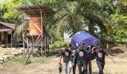 Ganjar Milenial Serahkan Bantuan Tandon Air untuk Masyarakat di Kabupaten Paser - JPNN.com