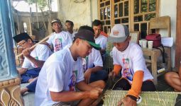Kiai Muda Ganjar Latih Warga di Magetan Membuat Alat Dapur dan Kebersihan dari Bambu - JPNN.com