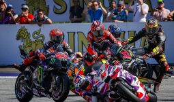 Sprint MotoGP Austria: 6 Pembalap Tabrakan, Rossi Tutup Muka, Pecco Juara - JPNN.com