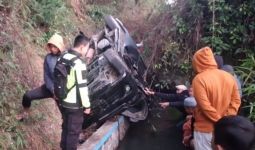 Mobil Masuk Jurang di Garut, 7 Orang Luka - JPNN.com