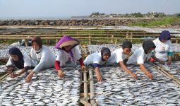 Nelayan Dukung Ganjar Gelar Praktik Pengolahan Ikan Bersama Warga Pandeglang - JPNN.com