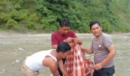 Mayat Bayi Laki-laki Ditemukan di Aliran Sungai, Diduga Sengaja Dibuang - JPNN.com