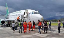 Pesawat Kargo Ini Pecah Ban saat Mendarat di Bandara Wamena - JPNN.com