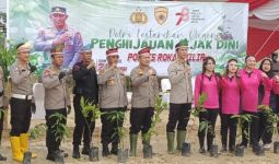 Polri Lestarikan Negeri, Polres Rohil Tanam 2.300 Bibit Pohon untuk Masa Depan - JPNN.com