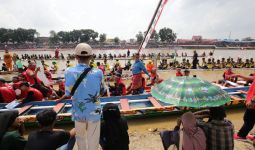 Festival Pacu Jalur di Kuansing Dibuka, 193 Perahu Adu Cepat di Arena - JPNN.com
