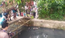 Mayat Pria Mengapung di Kolam Retensi Pipa Reja Palembang, Ditemukan Senjata Tajam - JPNN.com