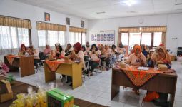 Mak Ganjar Mengajari Ibu-Ibu di Wonosobo Cara Membuat Manisan Carica - JPNN.com