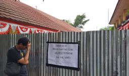 Sekolah di Bekasi Disegel Pakai Pagar Seng, Siswa Terpaksa Belajar Daring - JPNN.com