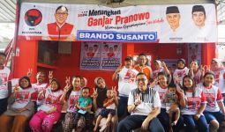 Brando Susanto PDIP Bagikan Ribuan Kaus Ganjar Pranowo kepada Warga Jakarta Utara - JPNN.com