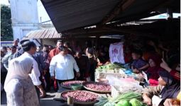 Menhan Prabowo Dampingi Presiden Jokowi Blusukan di Pasar Tradisional Grogolan - JPNN.com