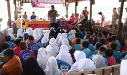 Lihat Aksi AKBP Dody Wirawijaya di Pelosok Inhu dalam Program Polri Peduli Literasi - JPNN.com