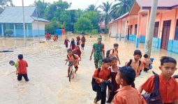 Banjir Melanda Rohul, Siswa Terpaksa Dipulangkan dari Sekolah - JPNN.com