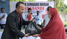 Paket Sembako Murah dari Sukarelawan Sandi Ludes Diserbu Ibu-Ibu di Karawang - JPNN.com