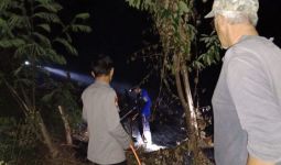 Polisi dan Warga di Pesisir Barat Kompak Padamkan Karhutla - JPNN.com