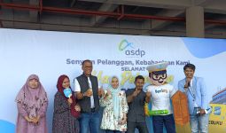 ASDP Bagikan Ratusan Paket Sembako & Merchandise Kepada Pelanggan di Pelabuhan Merak - JPNN.com