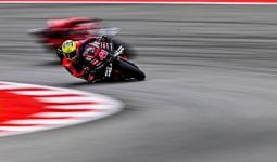 MotoGP Catalunya Berakhir Dramatis, Espargaro Finis Pertama - JPNN.com