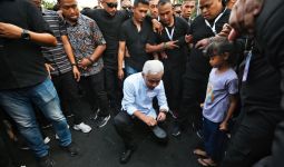 Momen Ganjar Perbaiki Sandal Jepit Anak Kecil yang Terlepas di Tengah Ribuan Warga - JPNN.com