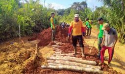 TNI Bersama Warga Memperbaiki Jalan Rusak di Perbatasan Indonesia-Malaysia - JPNN.com