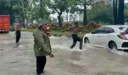 Banjir di Pekanbaru, Irjen Iqbal Kerahkan Seluruh Anggotanya Bantu Masyarakat - JPNN.com