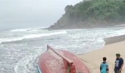 2 Kapal Nelayan Diterjang Ombak dan Terbalik di Blitar, 8 ABK Hilang - JPNN.com