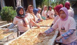 Sukarelawan Ganjar Gelar Pelatihan Pembuatan Kerupuk Gandum Bareng Ibu-Ibu di Jepara - JPNN.com