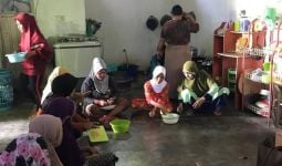 Mak Ganjar Tingkatkan Kemandirian Ibu-Ibu dengan Latihan Membuat Camilan - JPNN.com