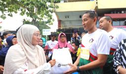 Sandiaga Uno Turun Langsung Serahkan Bantuan Paket Sembako Murah di Padang - JPNN.com