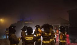 TPA Kopi Luhur Kota Cirebon Terbakar, Polres Mengerahkan Personel dan Water Cannon Membantu Pemadaman - JPNN.com