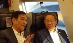Menko Luhut & PM China Jajal Kereta Cepat, Kelistrikan Lancar, Halim ke Karawang 15 Menit - JPNN.com