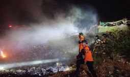 Kebakaran di TPA Kopi Luhur Cirebon, Ribuan Warga Mengungsi - JPNN.com