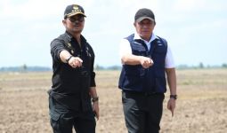 Tinjau Gerakan Tanam Padi El Nino di Sumsel, Mentan Syahrul Pastikan Stok Beras Nasional Aman - JPNN.com