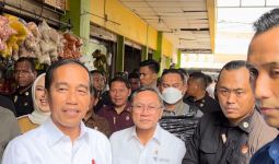 Damping Jokowi Blusukan ke Pasar Johar Karawang, Mendag: Stok Bapok Aman, Semua Harga Turun - JPNN.com